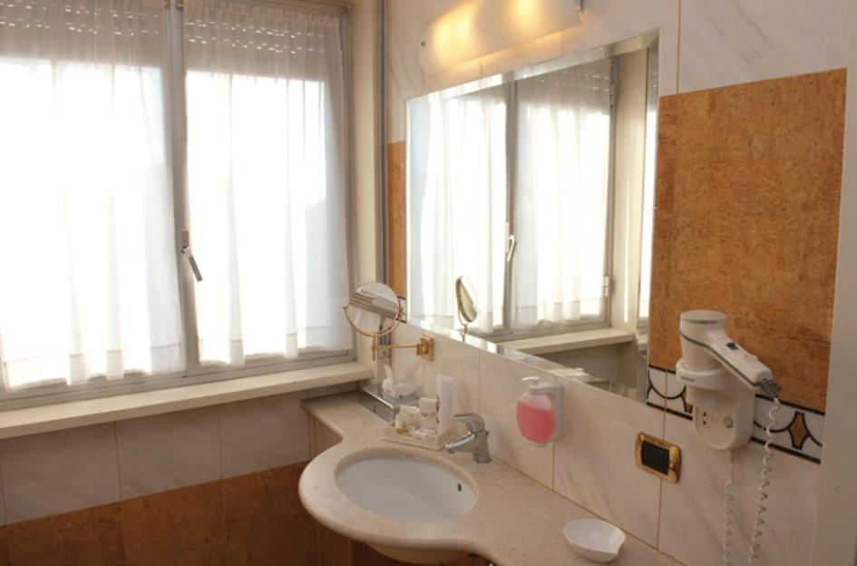 Hotel La Bussola Novara Eksteriør billede